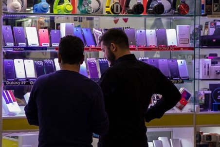 کاهش ۲۰ درصدی قیمت موبایل در بازار اصفهان
