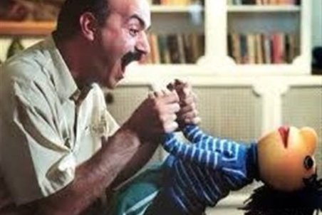 آقای مجری "کلاه قرمزی" را در تلویزیون گذاشت و به "مهمونی" نمایش‌خانگی رفت