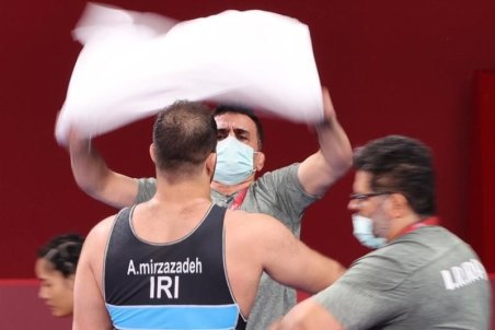 محمد بنا: امیدوارم امروز اولین مدال کشتی را کسب کنیم/ همه با «خفّت» به لوپس می‌بازند