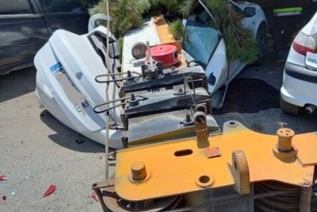 سقوط جرثقیل بر روی ۳ خودروی پارک شده در خیابان+ عکس