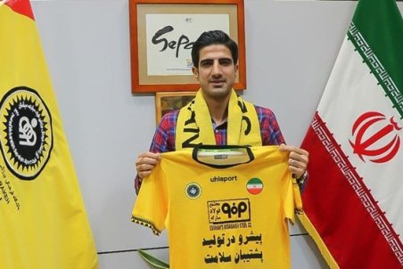 حسینی با سپاهان تمدید کرد