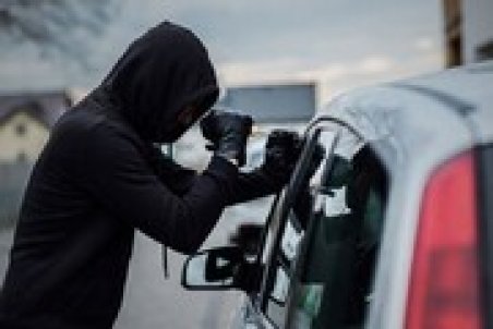 دزدی و تخریب ماشین‌ سارا منجزی‌پور بازیگر تلویزیون