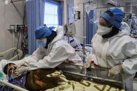 در راهروی برخی بیمارستان‌های خوزستان بیمار بستری شده است