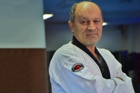 کریمی: با دست در جیب کردن نمی‌توان ادعای سرمربیگری داشت/ باید شجاعت تغییر داشته باشیم