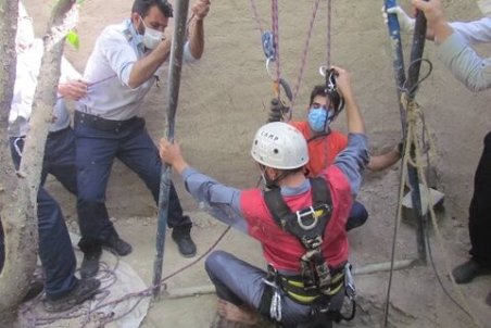 سقوط هولناک کارگر جوان در چاه ۲۲ متری