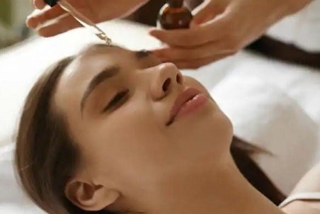 انواع روغن ماساژ صورت + فواید استفاده از روغن ماساژ صورت