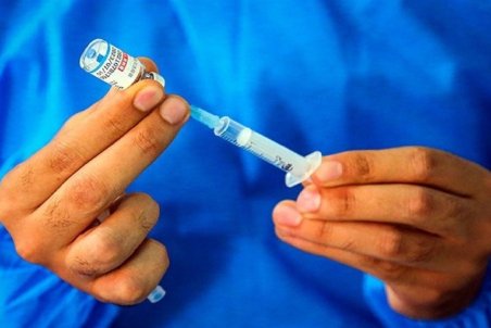 واکسیناسیون عمومی تنها راه ایمنی جامعه در برابر کرونا/ چگونه باید واکسن هراسی را از بین برد؟