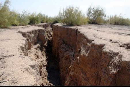 بیشتر دشت‌های استان اصفهان با پدیده فرونشست دست‌و‌پنجه نرم می‌کنند/ برداشت بی‌رویه علت تشدید فرونشست