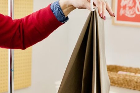 آموزش آویزان کردن شلوار به چوب لباسی