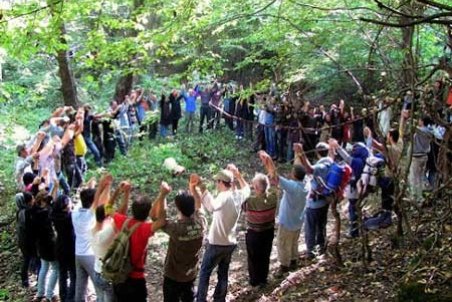 بازداشت ۷۹ عضو یک تور گردشگری مختلط