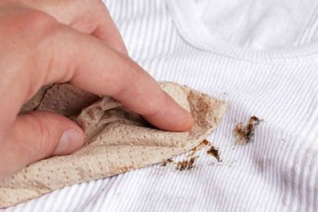 نحوه پاک کردن لکه واکس کفش