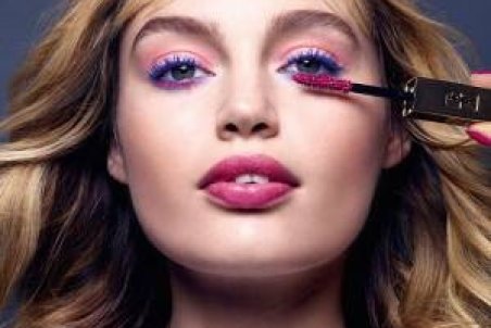 آموزش تصویری آرایش چشم با ریمل رنگی