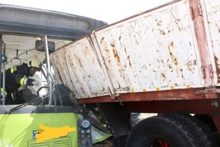 برخورد تریلر با اتوبوس واحد شهری در اصفهان