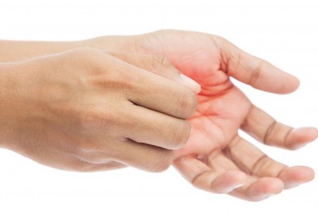 چرا کف دستمان می‌خارد؟