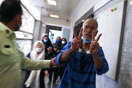 چرا پدر بابک خرمدین از زندان خارج شده است؟