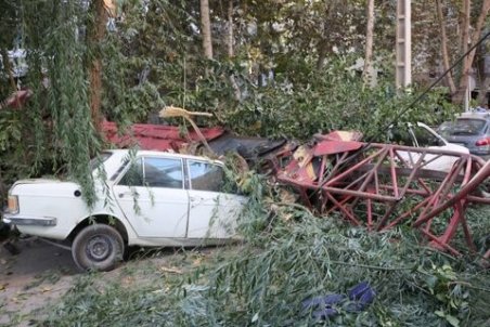 سقوط جرثقیل بر روی یک خودروی پارک شده حادثه آفرید+ عکس