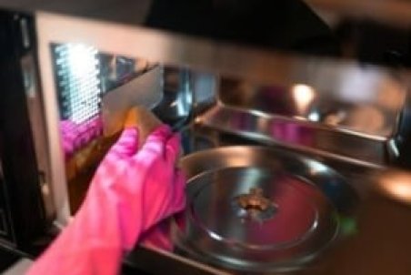 بهترین و طبیعی ترین روش تمیز کردن مایکروفر