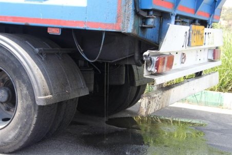 ریزش شیرابه زباله‌های انتقالی به آرادکوه موجب تصادفات مکرر در کهریزک می‌شود