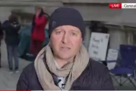 همسر نازنین زاغری روبروی وزارت خارجه انگلیس چادر زد!+ عکس