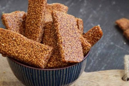 طرز تهیه سوهان کنجدی در منزل + فیلم