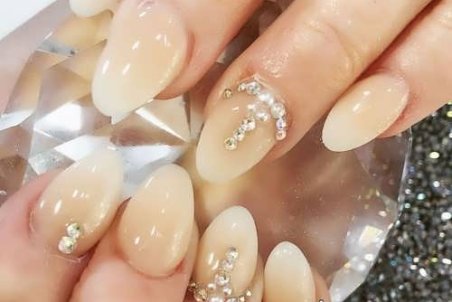 طراحی ناخن نگینی