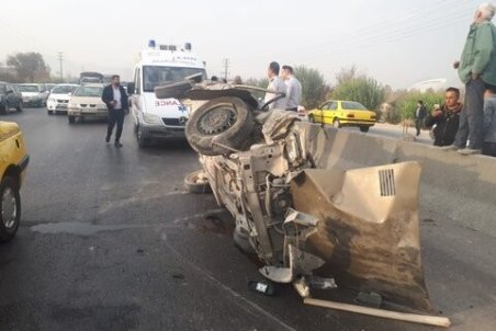 واژگونی یک دستگاه رنو در بزرگراه شرق اصفهان+عکس