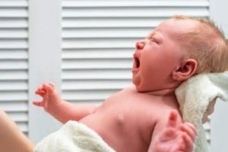 راههای از بین بردن نفخ شیر مادر در نوزاد