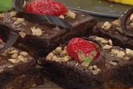 طرز تهیه کیک شکلاتی مغزدار + فیلم