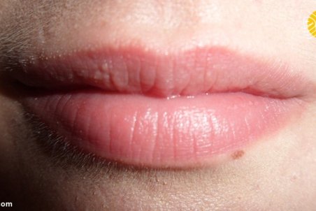 ۴ روش خانگی برای درمان خشکی لب در پاییز؛ از عسل تا روغن نارگیل