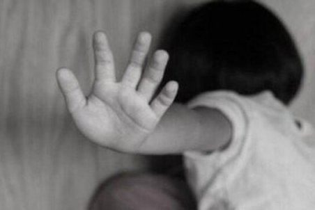 پدری که می خواست فرزندش را به کوچه پرت کند