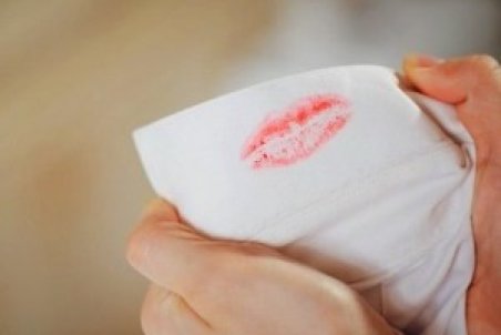 ساده ترین روش پاک کردن لوازم آرایشی را از روی لباس ها