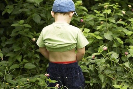 چرا کودکان نباید ایستاده ادرار کنند؟