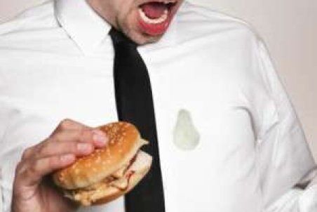 نحوه پاک کردن لکه روغن از لباس با پودر بچه