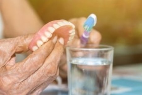 اصول شستشوی دندان مصنوعی و نکات مهم مراقبت از آن