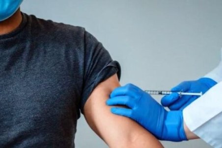 ۱۵ هزار نفر از کادر درمان دانشگاه علوم پزشکی مشهد مشمول دریافت دوز سوم کرونا هستند