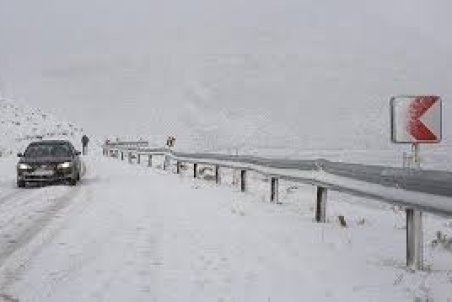 رانندگان برای تردد در جاده‌های استان زنجیر چرخ همراه داشته باشند