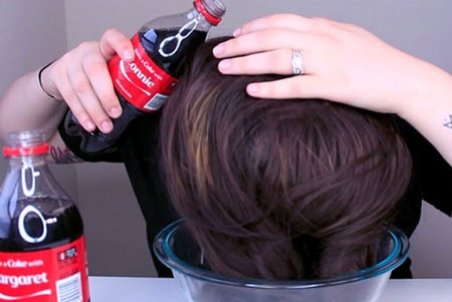 آموزش صاف کردن مو با نوشابه