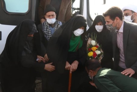 مادر شهیدان «بابایی» پس از ۳۹ سال به دیدار فرزند شهیدش رفت