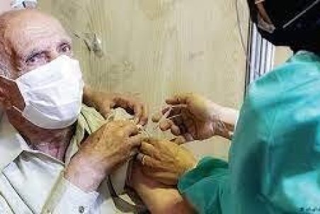 مراقبین سالمندان ناتوان در همدان برای تزریق واکسن در منزل به مرکز بهداشت مراجعه کنند