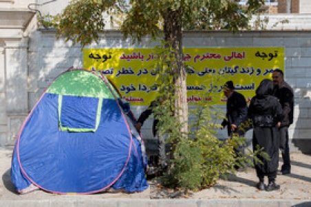 چادرنشینی خانواده اراکی دو ماهه شد/اعاده دادرسی به داد اهالی محله جهرم می رسد؟