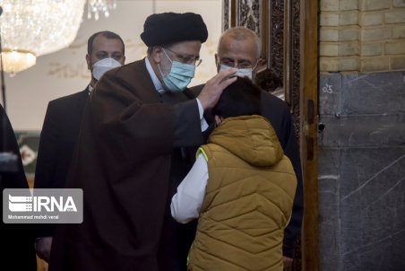 رییس جمهور پای صحبت‌های مردم محله شهرقائم قم نشست