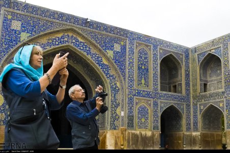 آمادگی وزارت خارجه برای کمک به ارزآوری در حوزه گردشگری و صنایع‌دستی