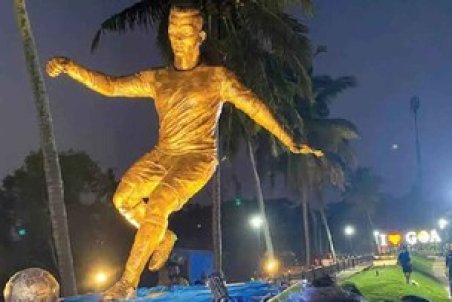 تظاهرات علیه مجسمه طلایی کریس رونالدو!/عکس