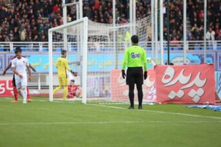 اتفاق عجیب در فوتبال ایران؛ ویدیو چک با موبایل!