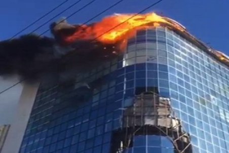 ساختمان ۷ طبقه در اردبیل آتش گرفت