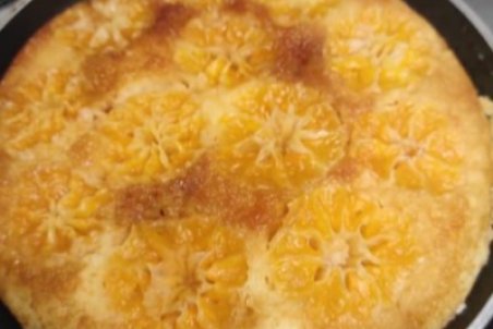 طرز تهیه کیک تابه‌ای میوه‌ای در کمترین زمان + فیلم