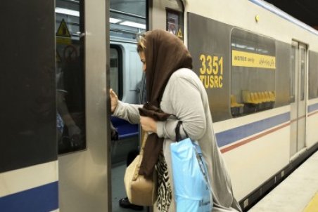 مادری در زیر باران فریاد می‌زند