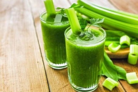 عوارض نوشیدن بیش از حد آب کرفس