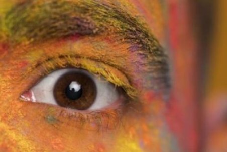 رابطه ی رنگ چشم با تحمل درد چیست؟
