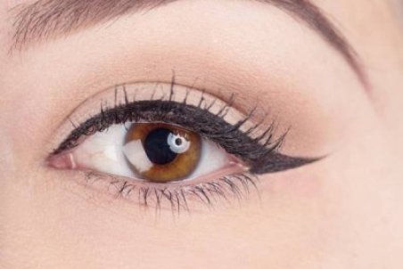 چگونه با نوار چسب خط چشم مایع بکشیم؟